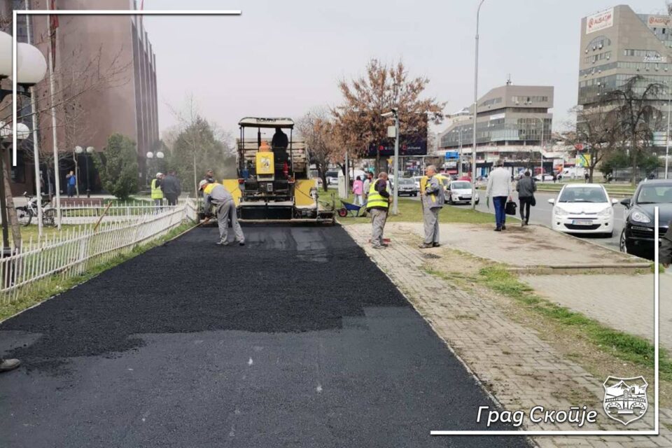 Град Скопје и екипите на ЈП „Улици и патишта“ го санираат оштетениот плочник на плоштадот Македонија