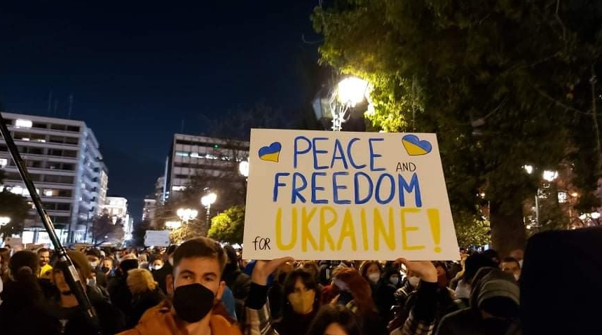 Илјадници граѓани во Атина протестираа за поддршка на Украина (ФОТО)