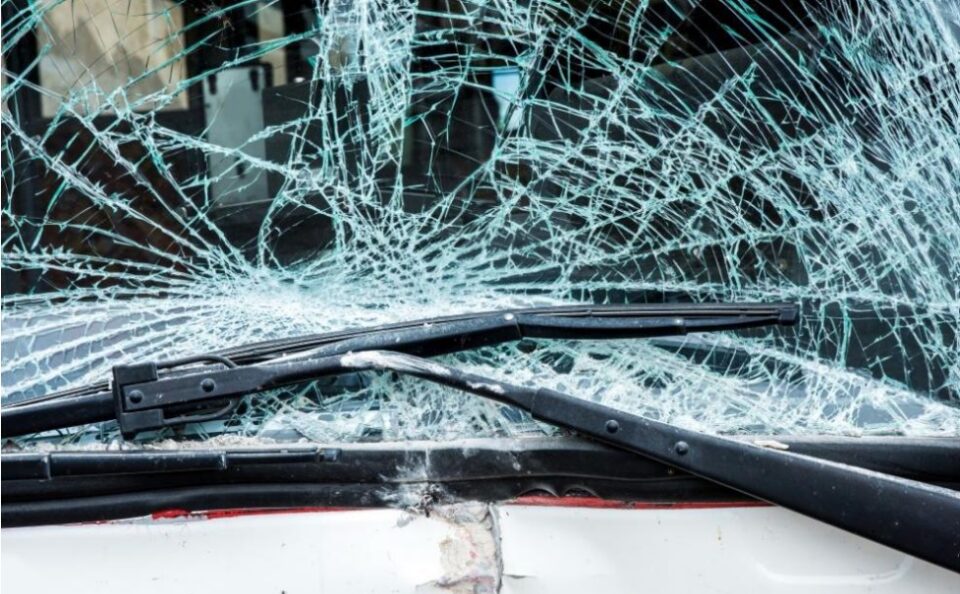 Возач од Гостивар прегазил тинејџер, па се забил во куќа