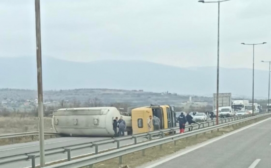 Започна да се отстранува превртената цистерна на скопската обиколница – сообраќајот се уште се пренасочува (ФОТО)