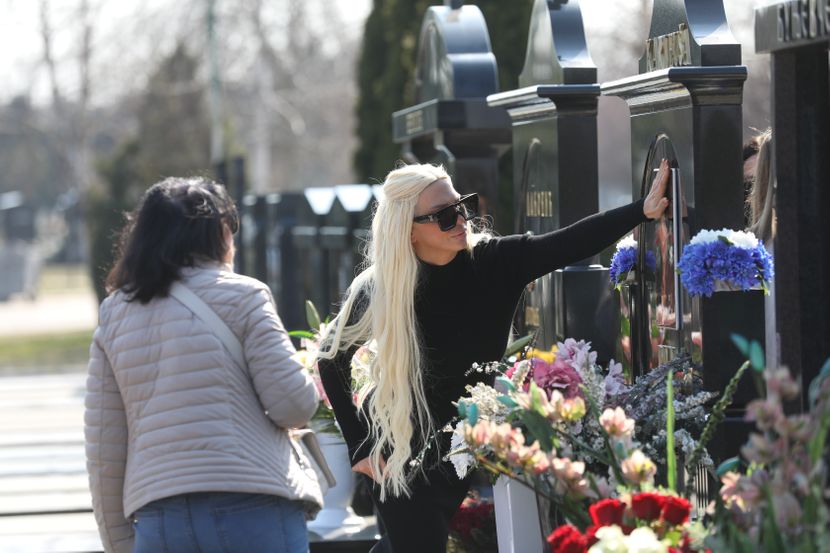 Карлеуша неутешна од смртта на нејзината мајка – со ќерките пристигна на гробиштата, а букетот крие силна симболика (ФОТО)
