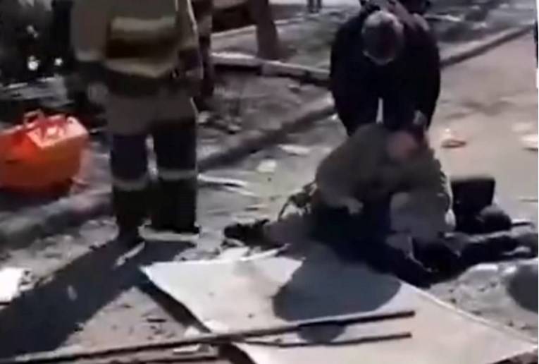 По нападот на железничката во Краматорск во болница сè уште се 92 лица, меѓу кои 17 деца