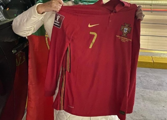 САМО ОВАА ЛИЧНОСТ ГО ЗАСЛУЖИ – еве на кого Роналдо по победата над Македонија му го подари дресот во кој не постигна ниту еден гол (ФОТО)