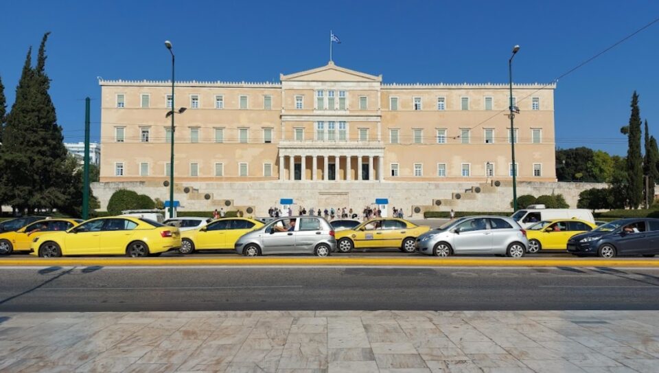 Грчката Влада воведува попуст на бензинот за одредени категории и зголемени субвенции за електрична енергија