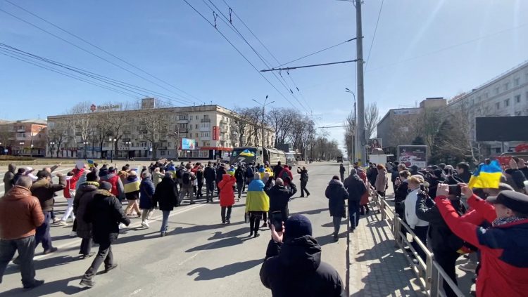Протест на жителите на Херсон растурен со пукање од огнено оружје, Кулеба ги осуди руските воени злосторници