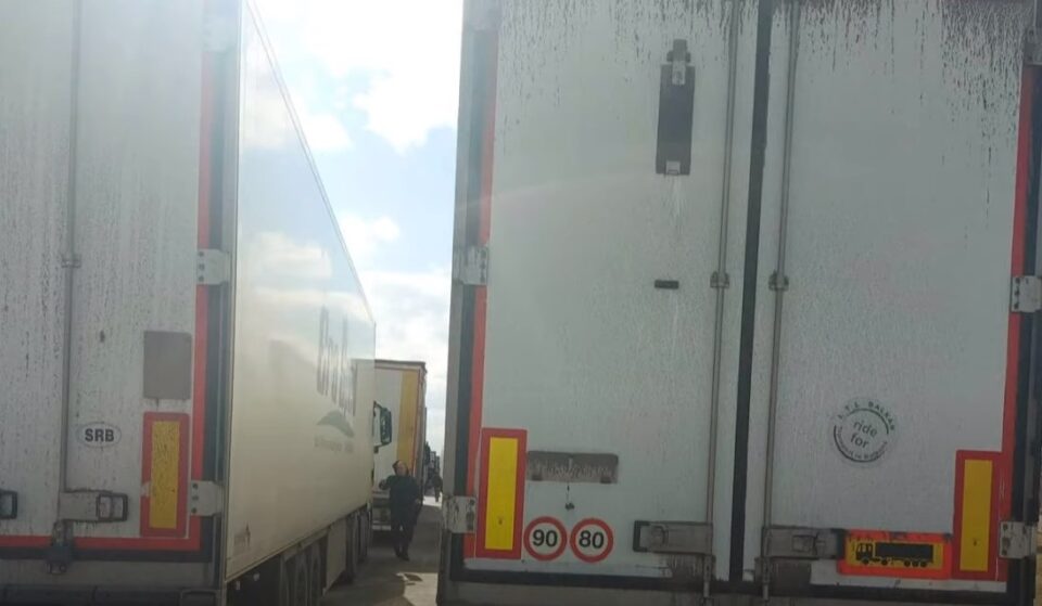 Украина заплени два македонски камиони: Ни рекоа имате пет минути да се спакувате и да си одите, еве што се превезувало во нив