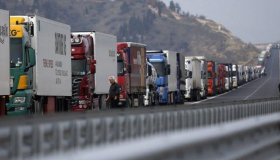 Забрана за движење на тешки товарни возила на државните патишта во Македонија