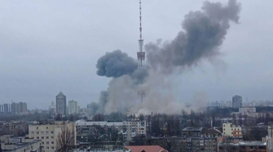 Станбена зграда оштетена во Киев при гранатирање, петмина повредени