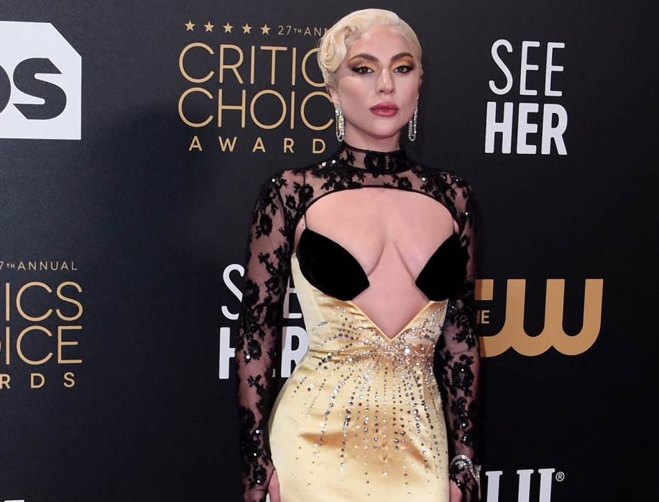 ФОТО: Лејди Гага во златен фустан кој покажа премногу