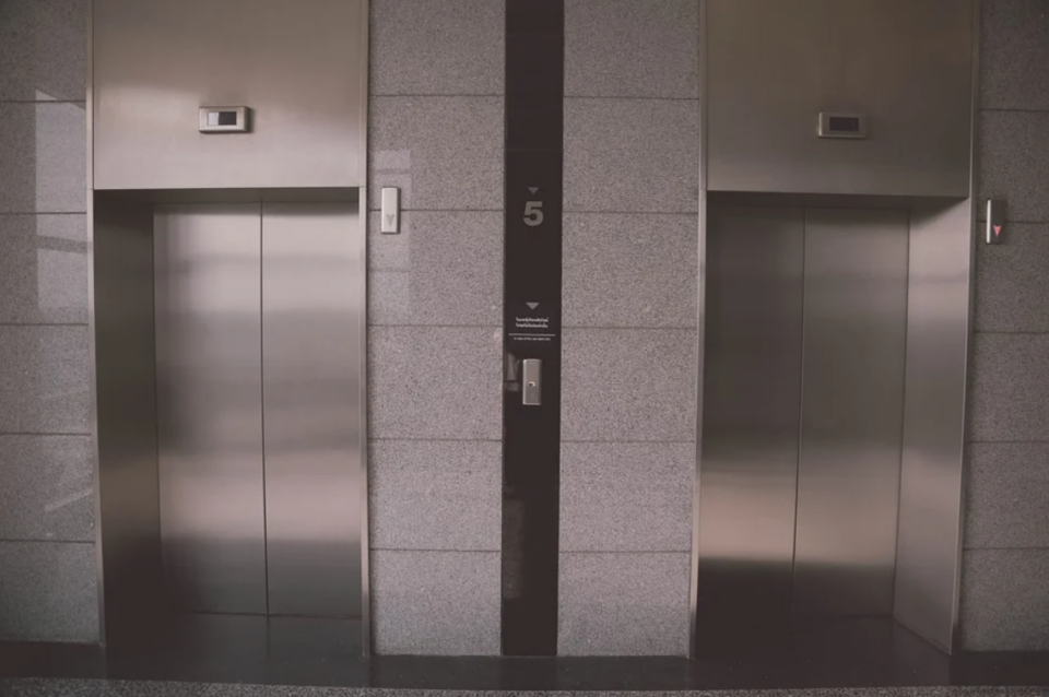 ДКСК со подетални информации за непостоечката фирма за лифтови која добила 90 тендери