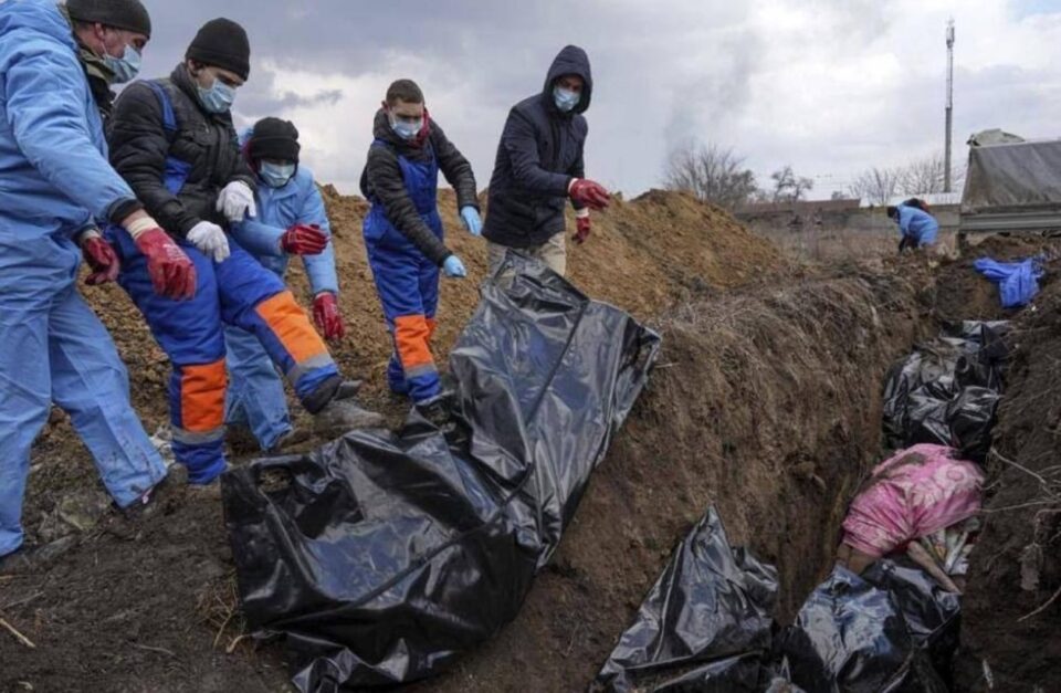 Украинските власти тврдат дека масовните гробници кај Мариупол се доказ за геноцид (ФОТО)