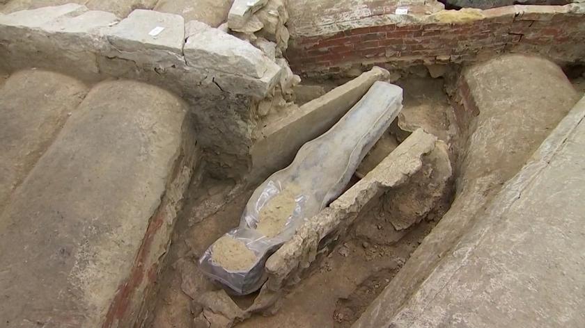 ФОТО+ВИДЕО: Оловен саркофаг откриен под Нотр Дам