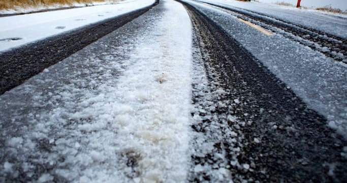 Слаб снег на дел од патиштата, застои нема