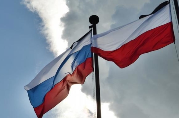Полска размислува да го ограничи пристапот на руските граѓани до визи