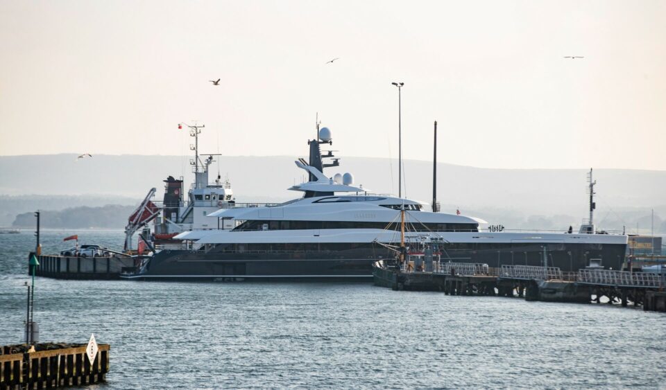 Запленета јахта на руски олигарх во Шпанија, вредна 140 милиони долари