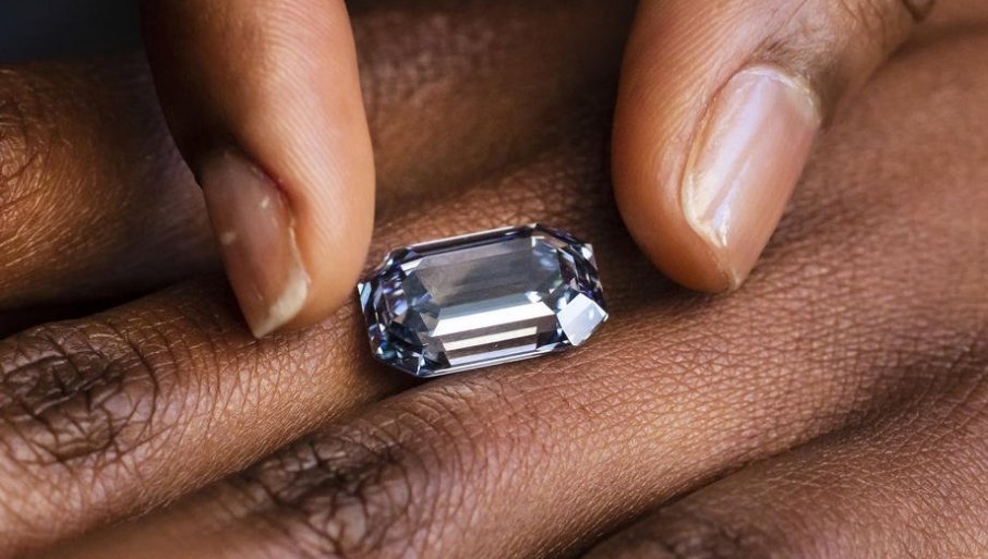 Совршенство вредно 48 милиони долари: Редок син дијамант од Африка оди на аукција (ВИДЕО)