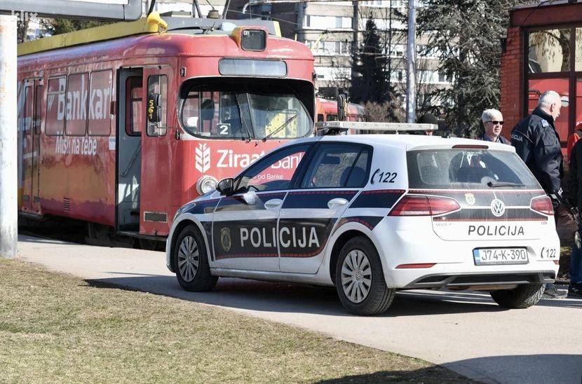 Шок глетка: На седиште во трамвај во Сараево пронајдена бомба (ФОТО+ВИДЕО)