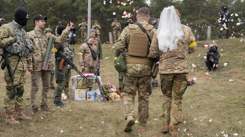 ФОТО: Над 10.000 двојки се венчаа во Украина од почетокот на војната, родени 10.767 деца