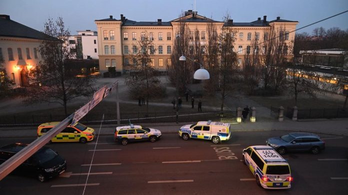 Тинејџер со нож усмртил две жени во средно училиште во шведскиот град Малме