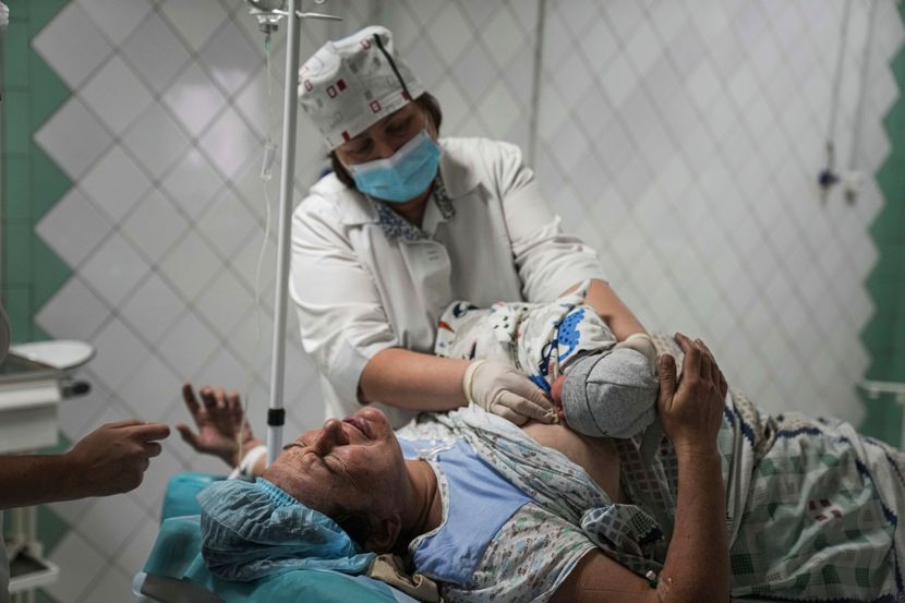 Во Украина има се повеќе предвремени породувања: Бебињата се борат за живот во бомбардираните градови