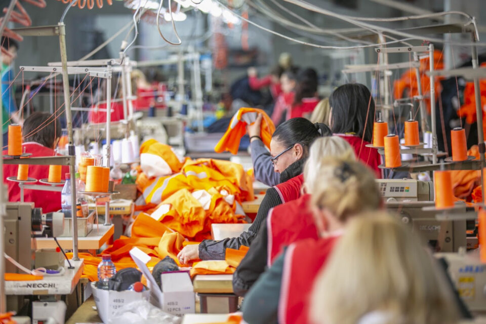 „Гласен Текстилец“: Една третина од работничките во текстилната индустрија се соочуваат со здравствен проблем