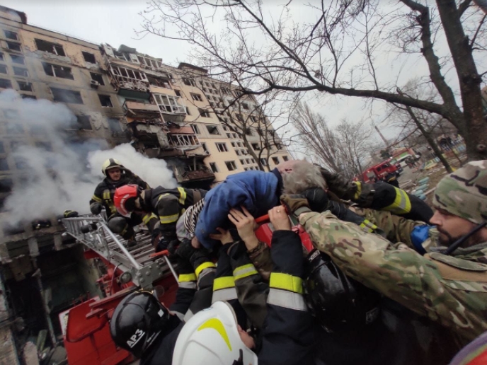 Киев Индепендент: Најмалку двајца загинати во руски ракетен напад на станбена зграда во Киев