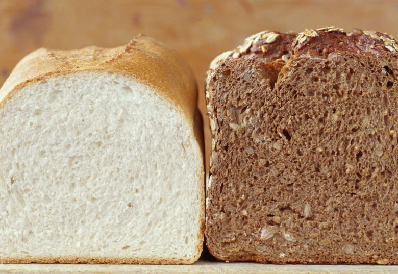 Дали црниот леб е навистина поздрав од белиот?