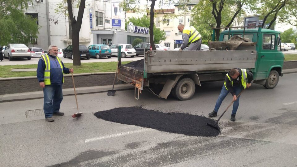 На улица Цветан Димов се уредуваат жардињерите околу дрвјата и се санираат оштетувањата во асфалтот