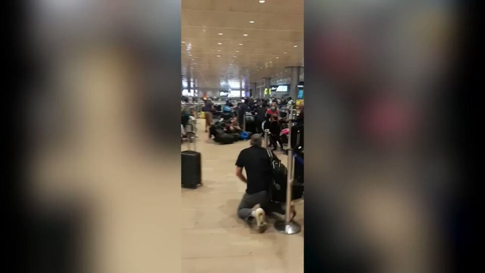Хаос на аеродромот во Тел Авив: Кога полицијата видела што носат во куферот настанал вистински пекол, луѓето панично бегаат (ВИДЕО)