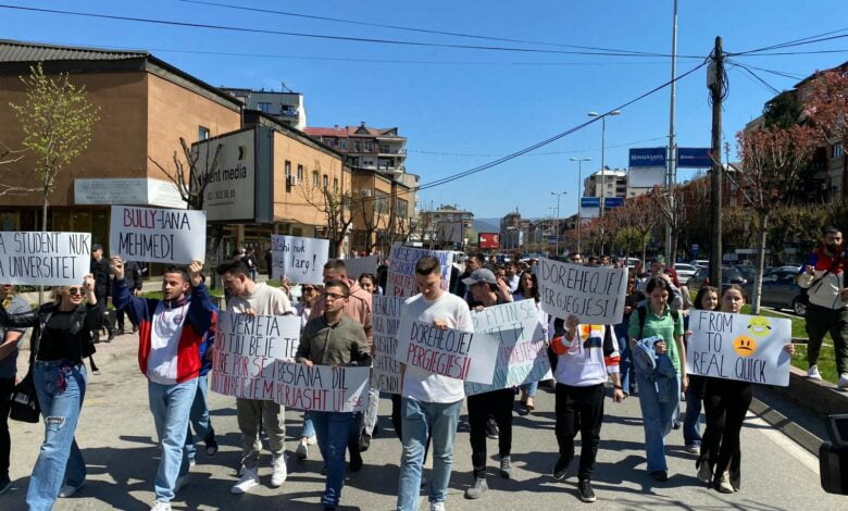 Студентите по музика на Универзитетот во Тетово на протест поради професорката Бесиана Мехмеди (ФОТО)