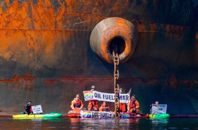 Активисти на Гринпис блокираа руски танкер во Норвешка