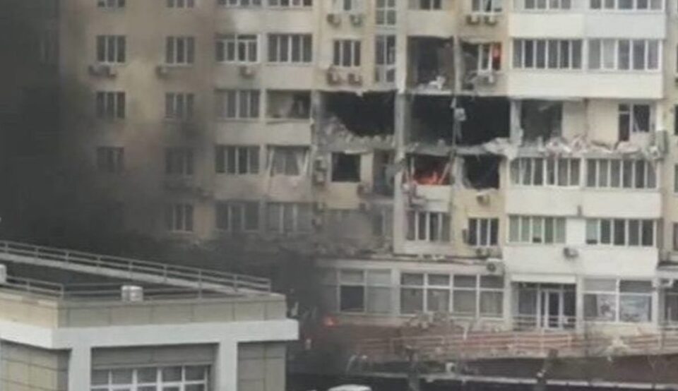 Русија изврши ракетен напад во Одеса, погодена е и станбена зграда – има загинати