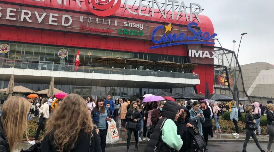 ФОТО+ВИДЕО: Полицијата го проверува Арена центар во Загреб, целосна евакуација по дојавата за бомби