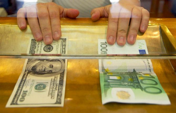 Доларот нагло падна, сега вреди помалку од еврото
