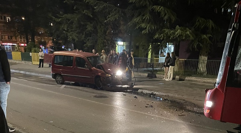 Тешка сообраќајка во Кисела Вода: Автомобил удри во автобус, возачот тешко повреден (ФОТО)