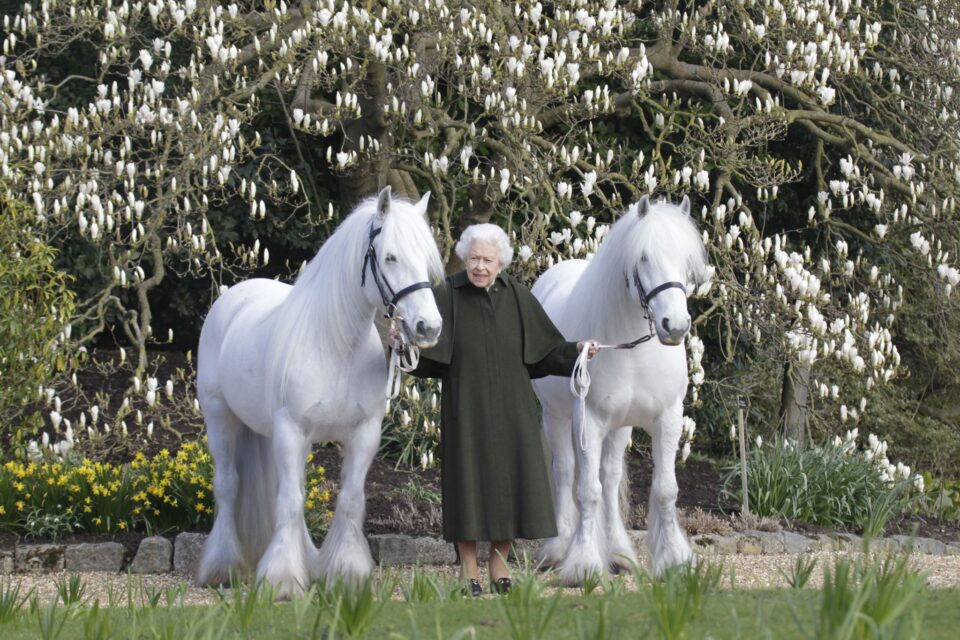 ФОТО: Кралицата Елизабета Втора го прославува 96 роденден, објави досега невидена фотографија