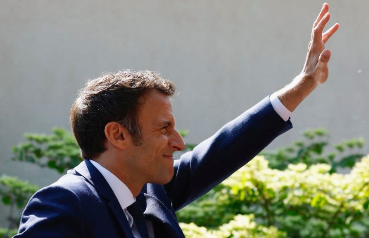 Емануел Макрон е реизбран за претседател на Франција, покажаа излезните анкети