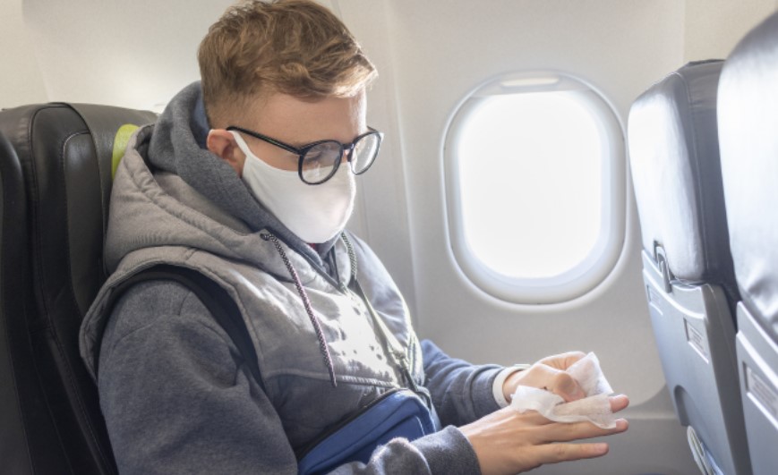 Американските авиокомпании ја укинуваат обврската за носење маски во авионите