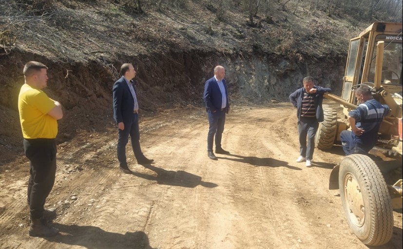 Градоначалникот Најдовски на увид во градежните работи при изградба на локален патен правец од село Граиште до манастир Св. Тома