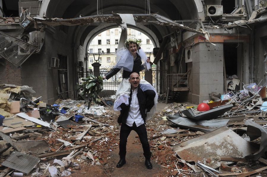 ФОТО+ВИДЕО: Венчавка во Харков – Церемонија во метро, фотосесија меѓу рушевини од гранатирање