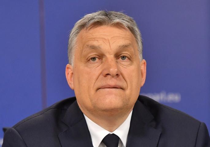 Орбан гласаше во Будимпешта: На гласањето дојде во друштво на сопругата