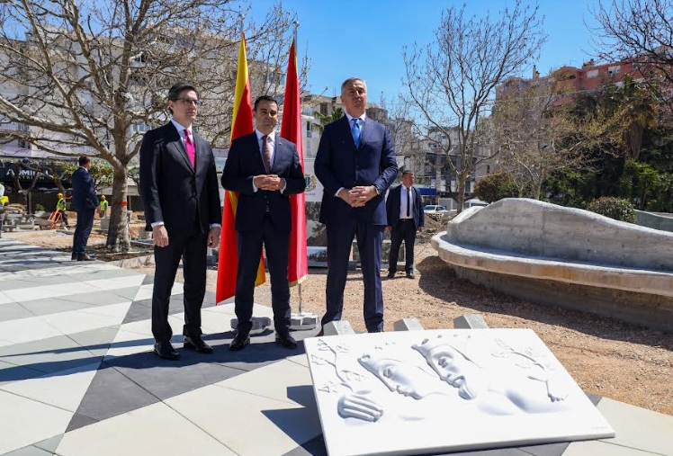Пендаровски и Ѓукановиќ во Бар: Поставување на спомен-плоча на Владимир и Косара во чест на македонско-црногорското пријателство