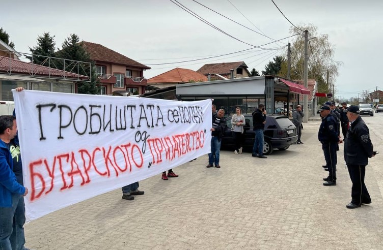 „Гробиштата се полни од бугарското пријателство“ – македонските граѓани со вакви пораки го пречекаа Петков
