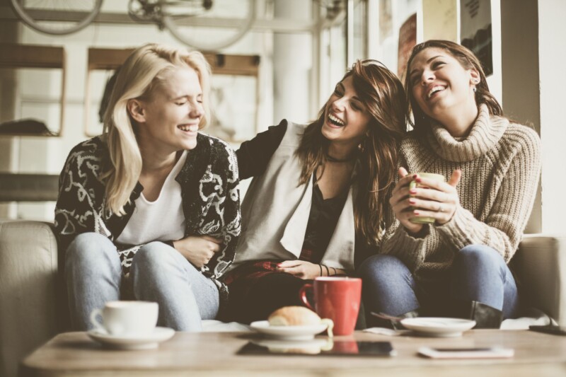 Дружењето е важно за менталното здравје: Колку пати неделно треба да излеземе со пријателите за да сме среќни?