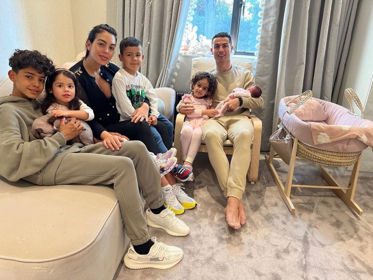 ФОТО: Роналдо објави прва фотографија од бебето и Георгина по семејната трагедија