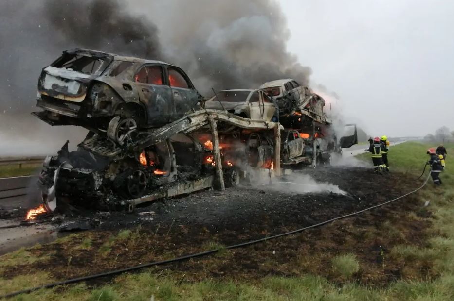 ДЕТАЛИ: Позната причината поради која се запали камионот со 9 автомобили во Хрватска, штетата над 132.000 евра