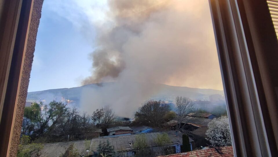 ФОТО+ВИДЕО: Повеќе експлозии се слушаат од „Треска“, пожарот ја пеплоса поранешната фабрика