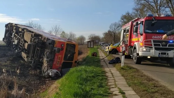 ФОТО: Судир на камион и воз во Унгарија, има загинати – вагон излетал од шините