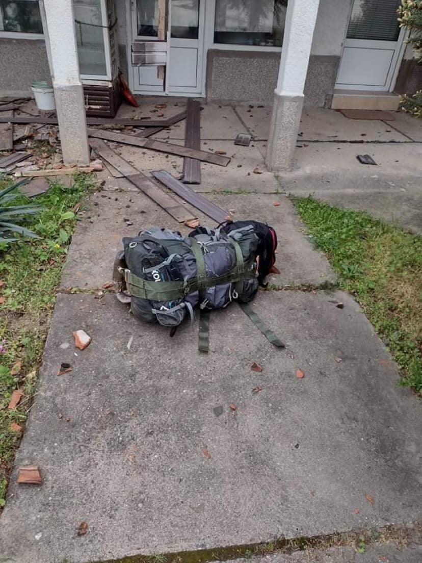 ФОТО: Дел од падобранска опрема паднал врз куќа во Неготино