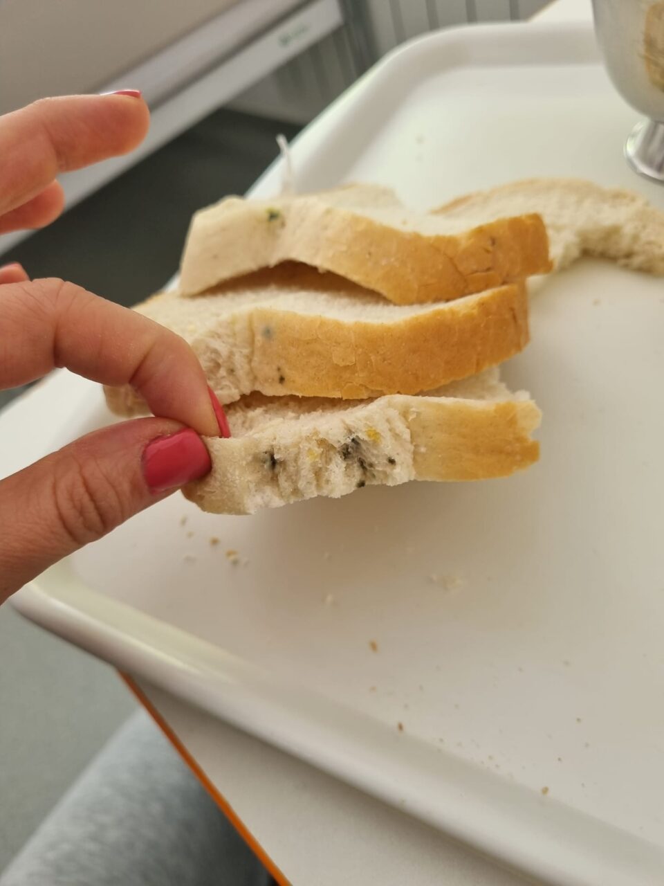 ФОТО: На децата во болницата во Козле им дале мувлосан леб, директорот за Курир открива какви чекори ќе превземат!